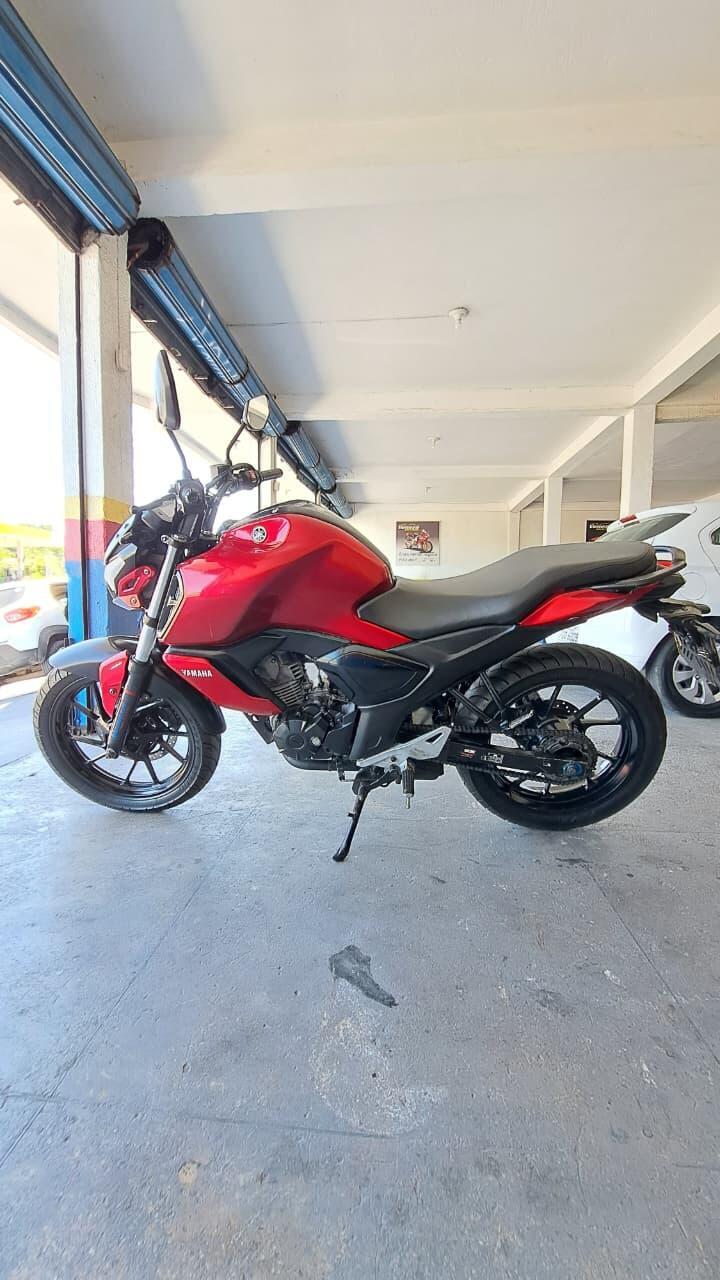 YAMAHA FZ 15 ABS LATERAL ESQUERDA